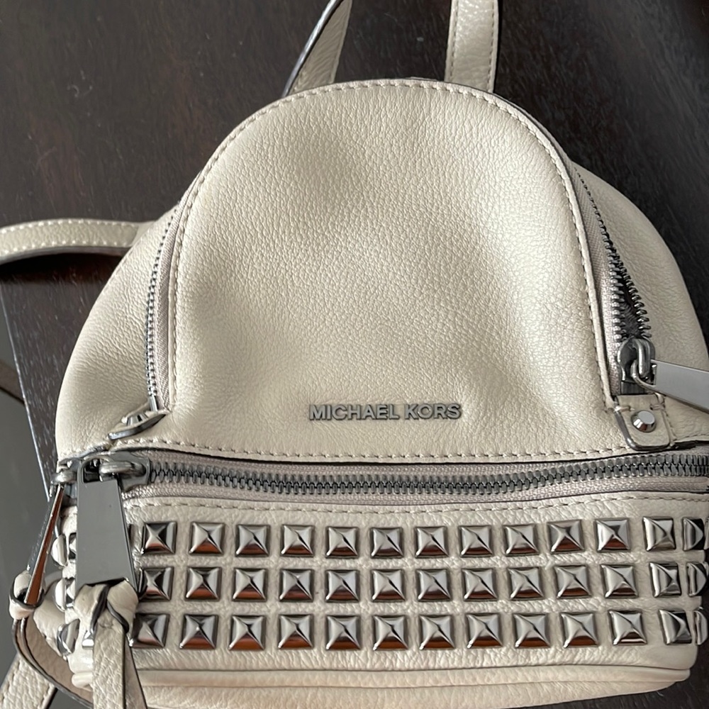 Michael kors mini backpack beige/tan color